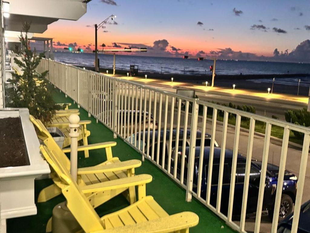 Gaido's Seaside Inn - Housity