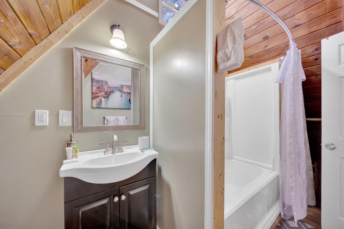 Tiny Unique Cabin - Housity