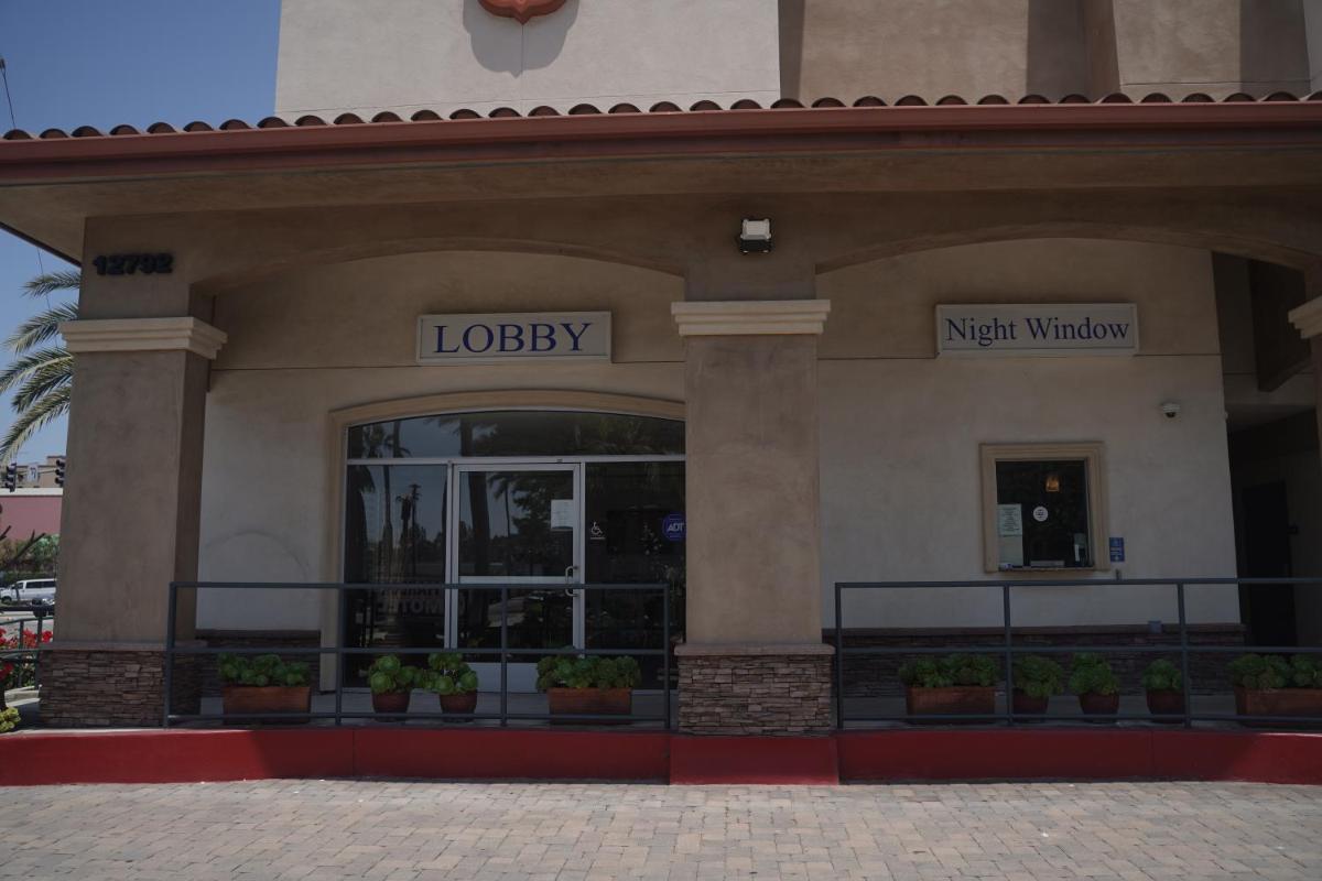 Harbor Inn & Suites - Housity