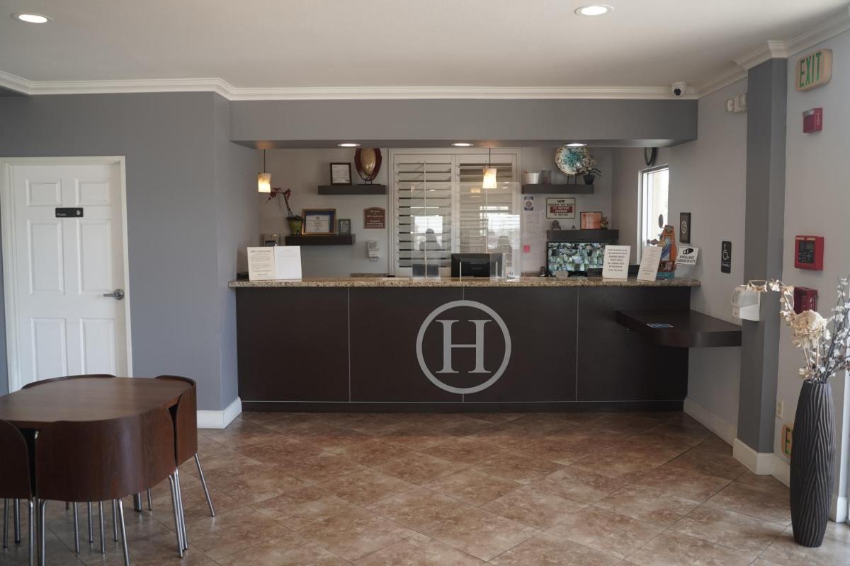 Harbor Inn & Suites - Housity