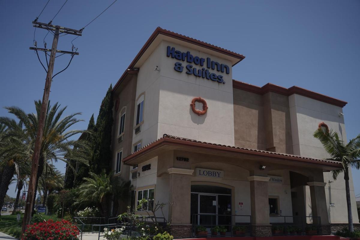Harbor Inn & Suites - Housity