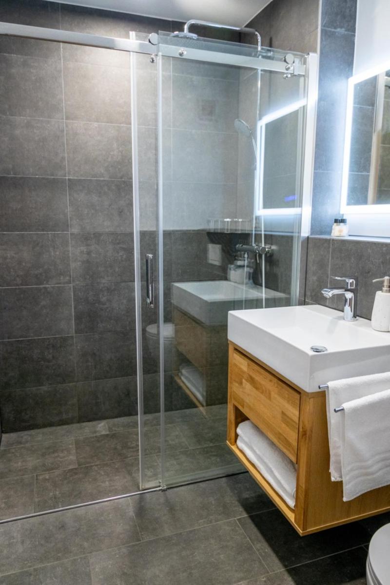 Wunderstay Alpine 303 New Studio with Lake & Mountain View - Housity