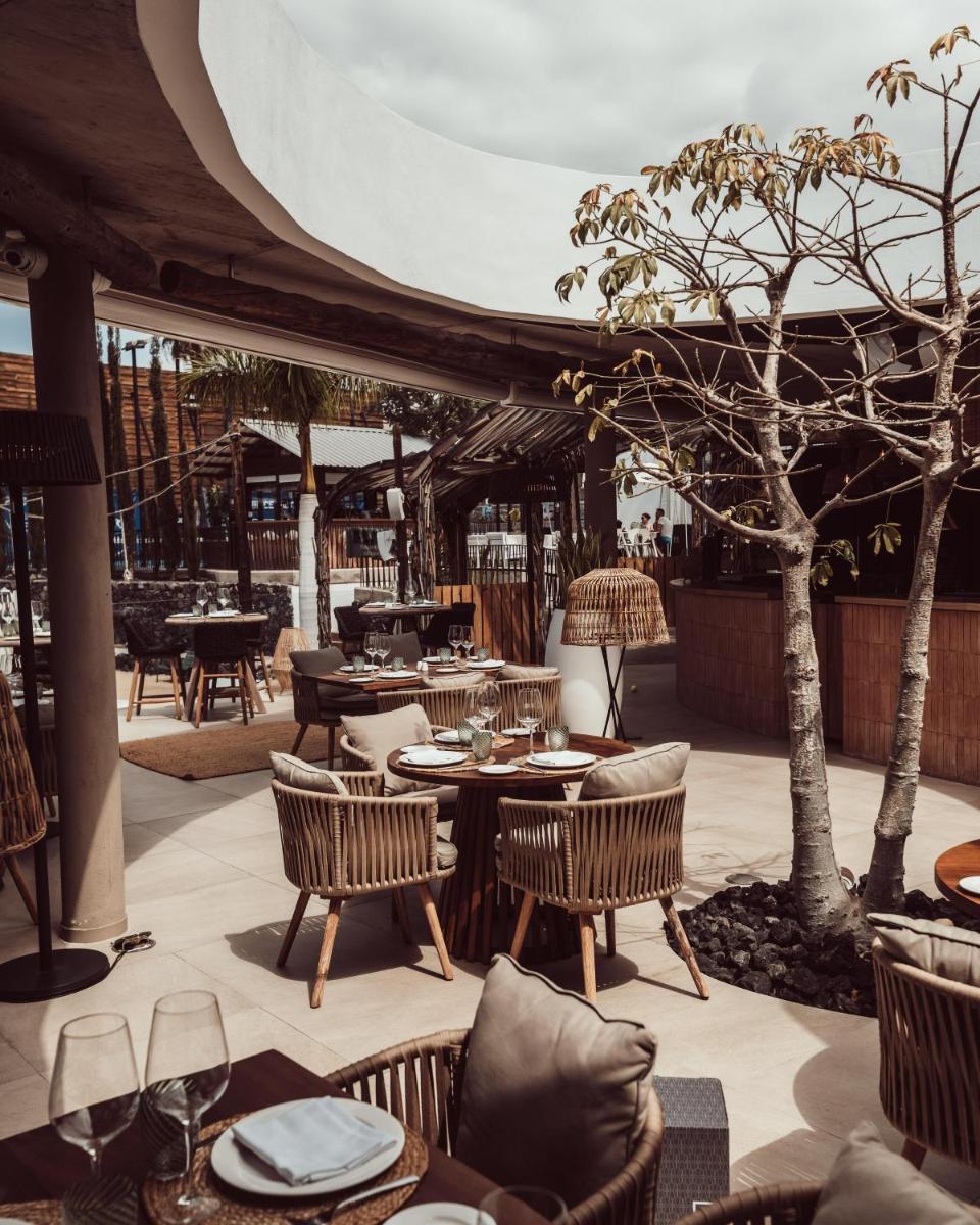 Un restaurante o sitio para comer en Hotel Baobab Suites