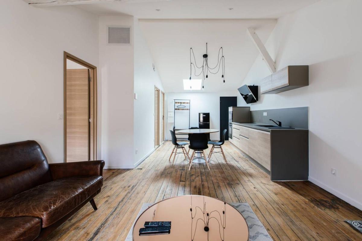 Appartement spacieux et lumineux avec climatisation et belle hauteur sous plafond - Halle 2EME - Housity