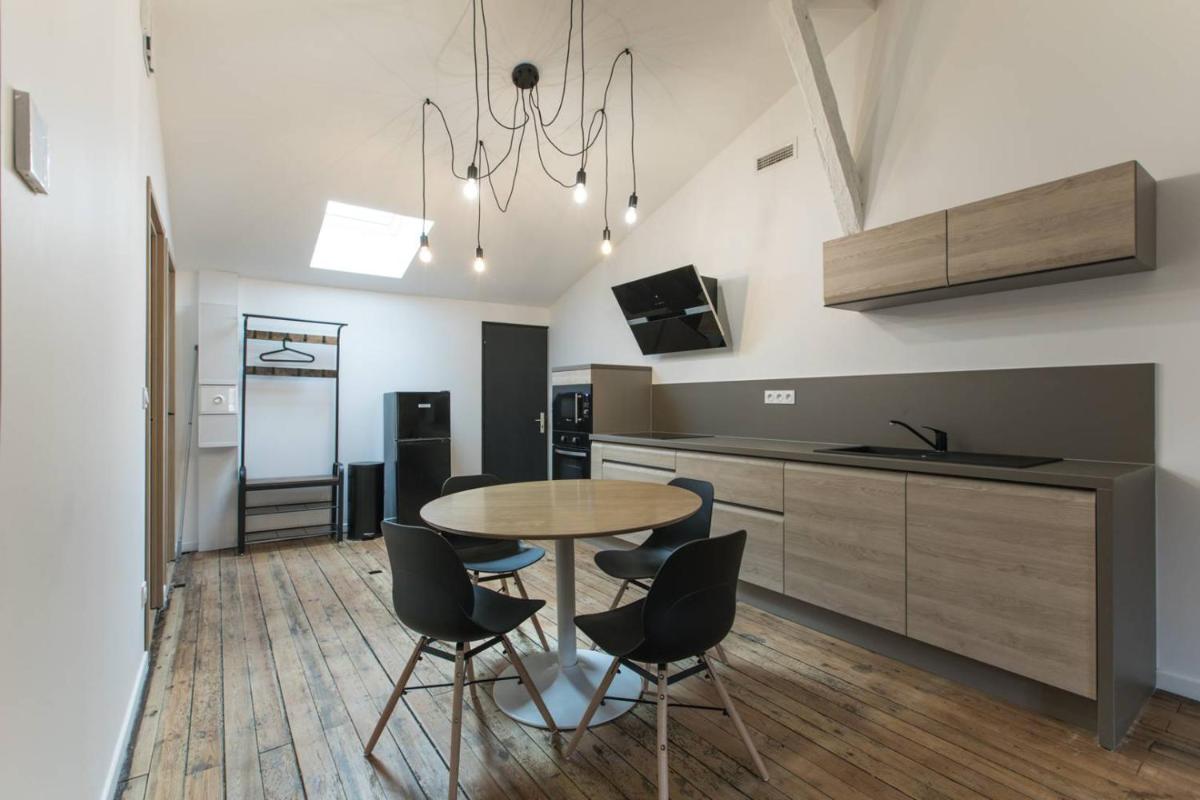 Appartement spacieux et lumineux avec climatisation et belle hauteur sous plafond - Halle 2EME - Housity