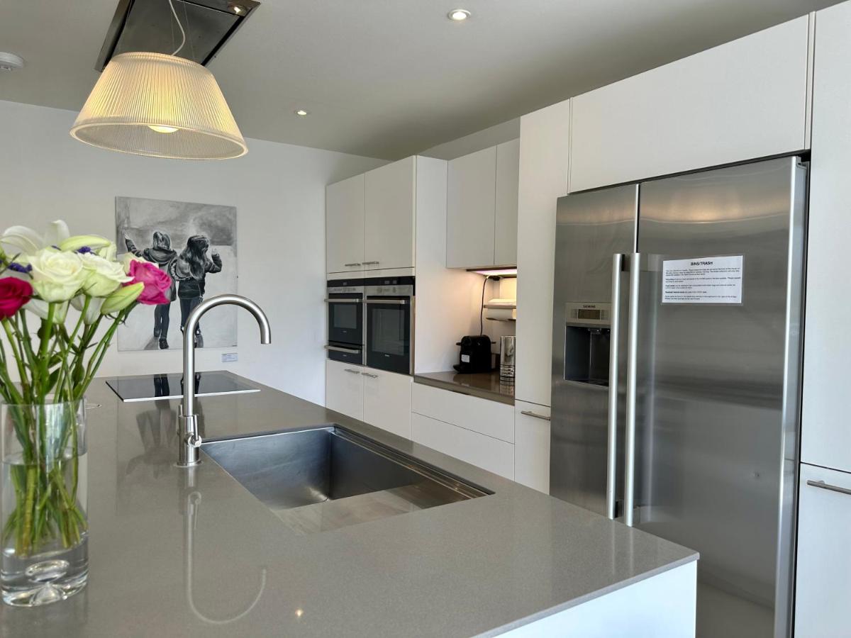 Elegant Jericho Town House with parking - Housity