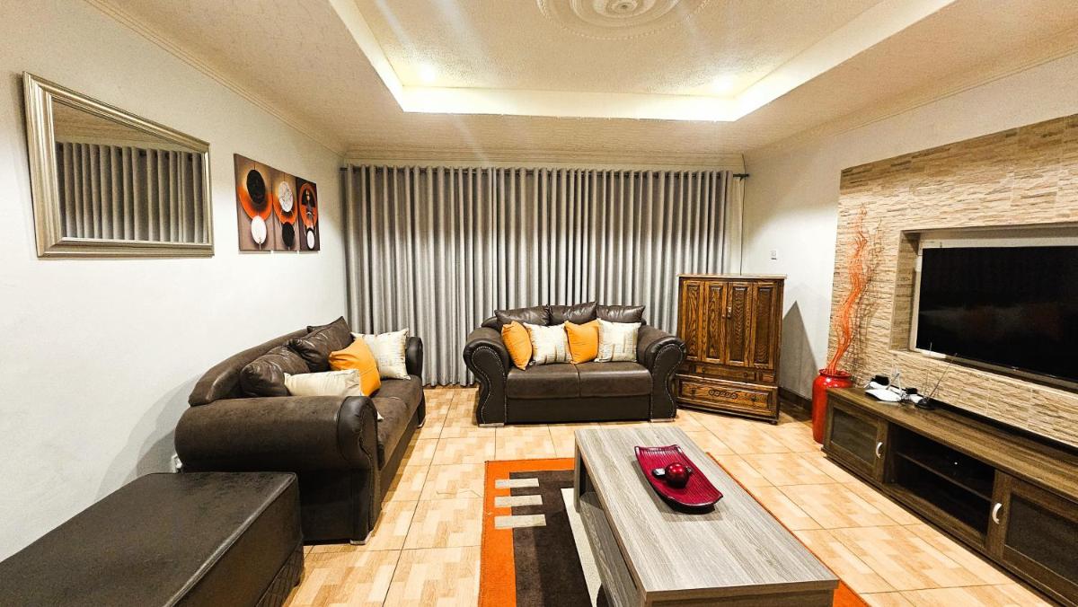 Grey Oak Holiday House - Housity