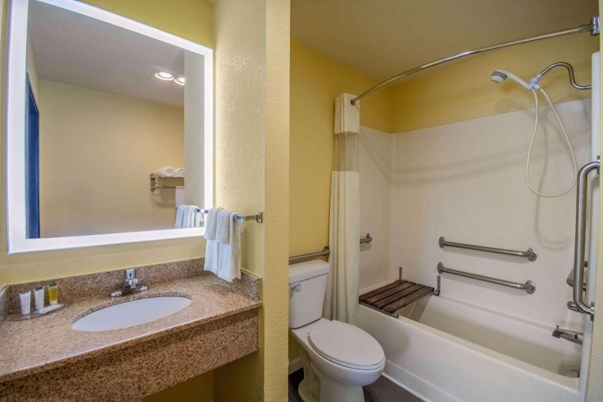 Days Inn by Wyndham Evansdale Waterloo - Housity