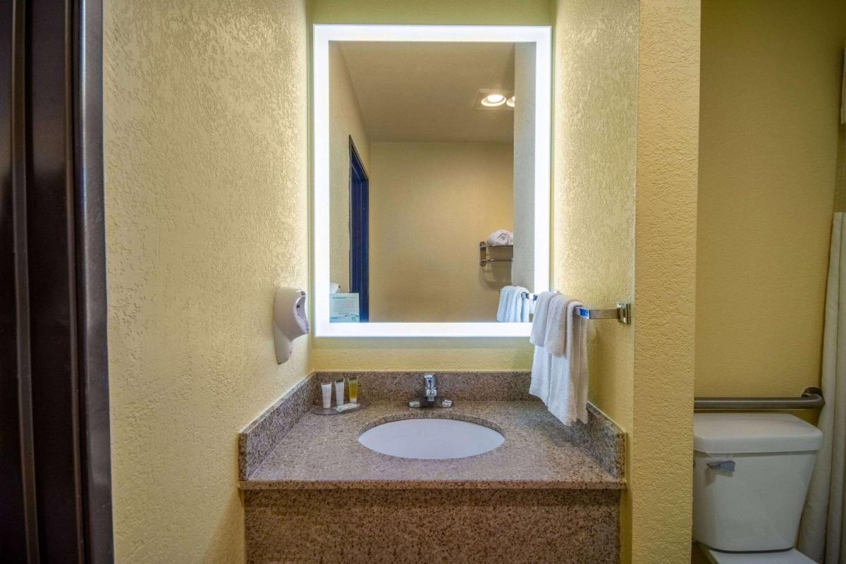 Days Inn by Wyndham Evansdale Waterloo - Housity