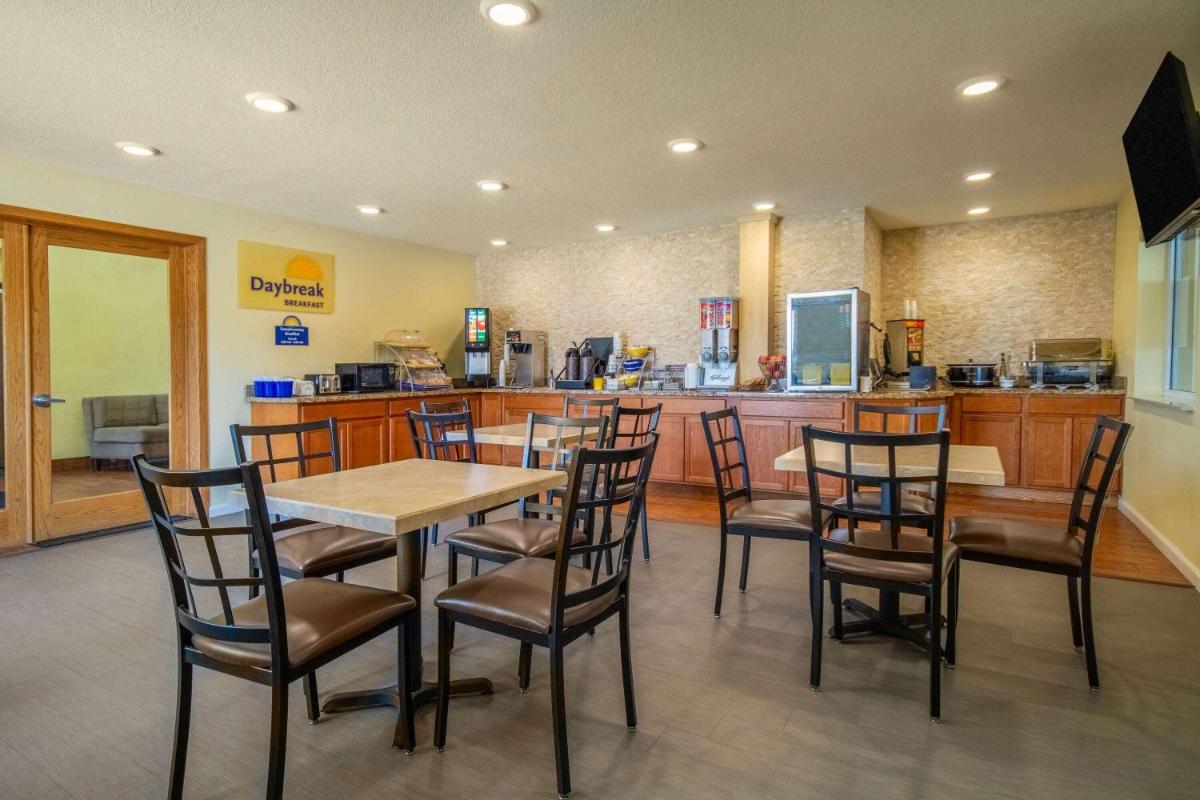 Days Inn by Wyndham Evansdale Waterloo - Housity