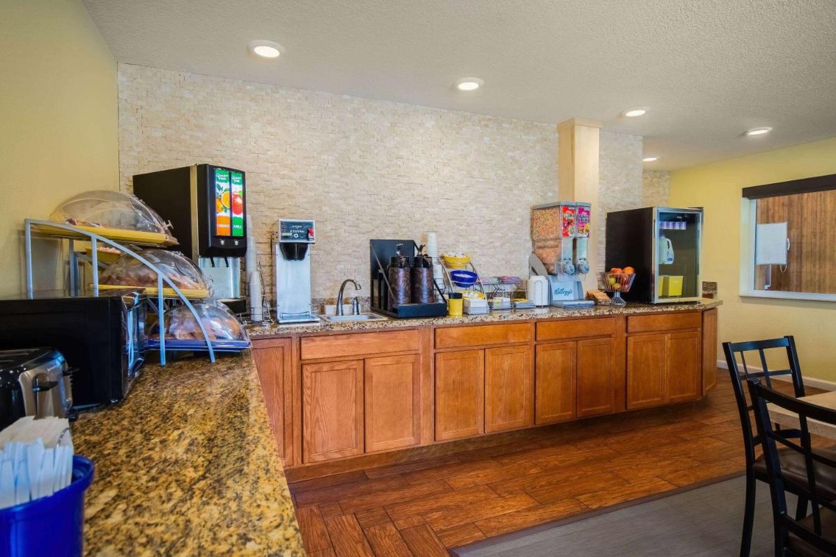 Days Inn by Wyndham Evansdale Waterloo - Housity