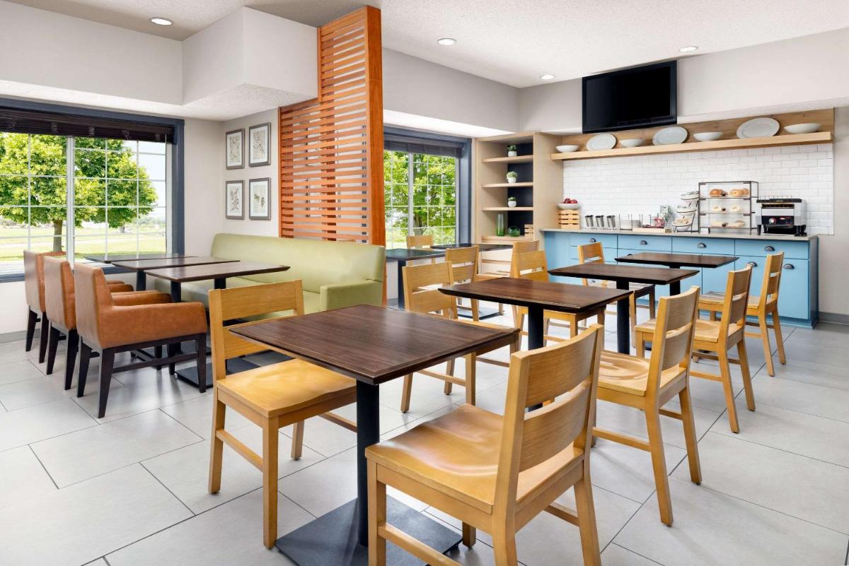 Country Inn & Suites by Radisson, Big Flats (Elmira), NY - Housity