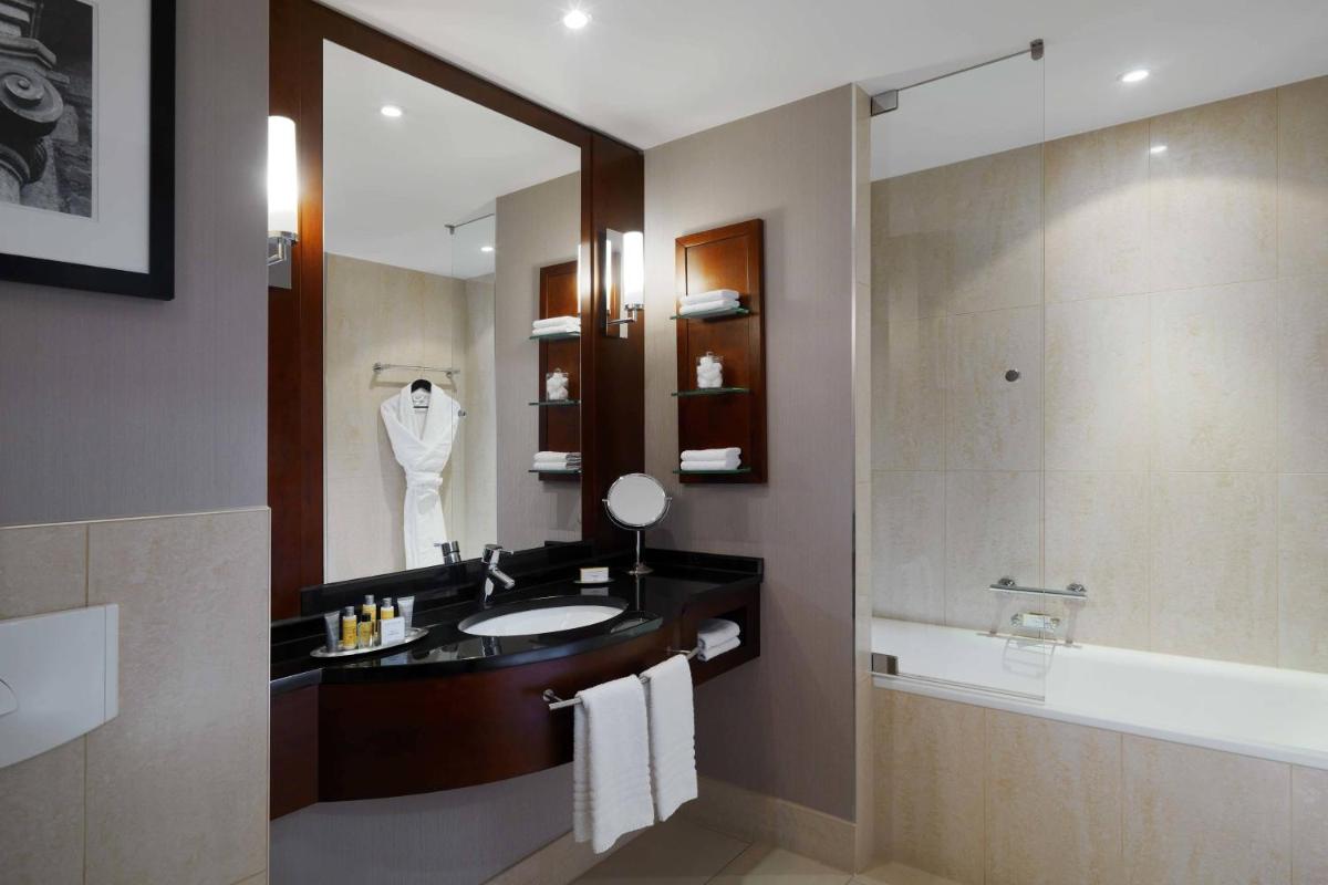 Ein Badezimmer in der Unterkunft Cologne Marriott Hotel Ein Badezimmer in der Unterkunft Cologne Marriott Hotel