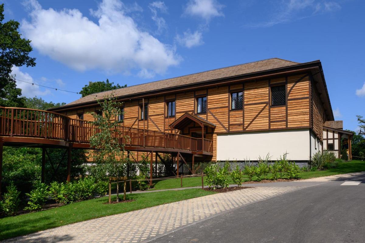 Warwick Castle Hotel & Knight's Village - Housity