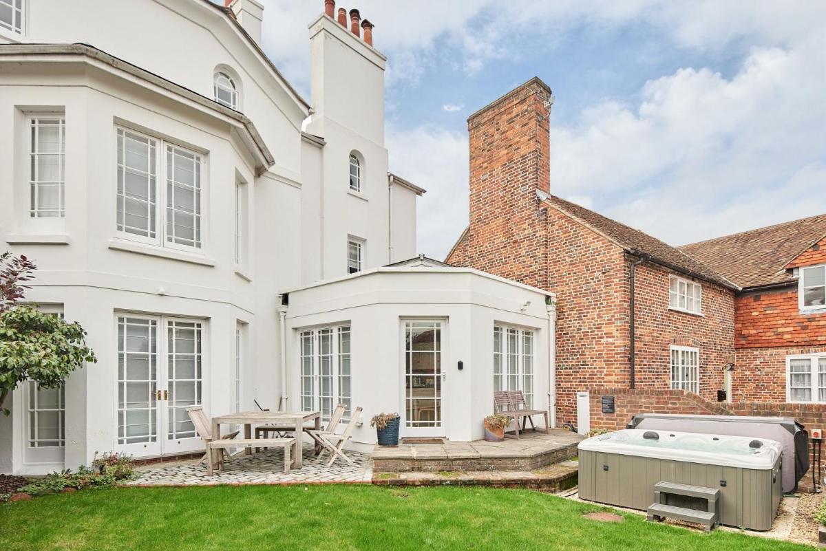 Coastal Manor Retreat - Housity