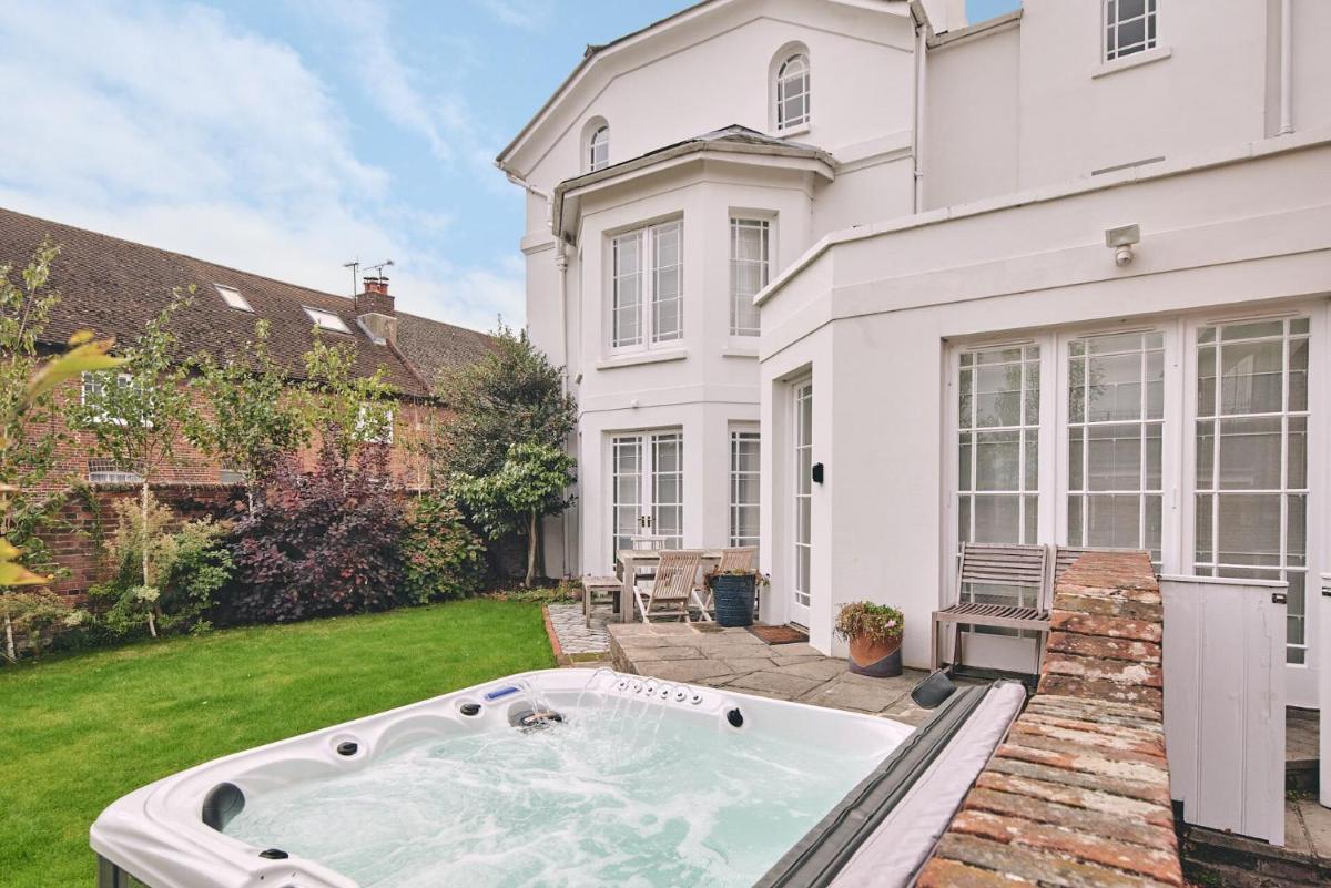 Coastal Manor Retreat - Housity