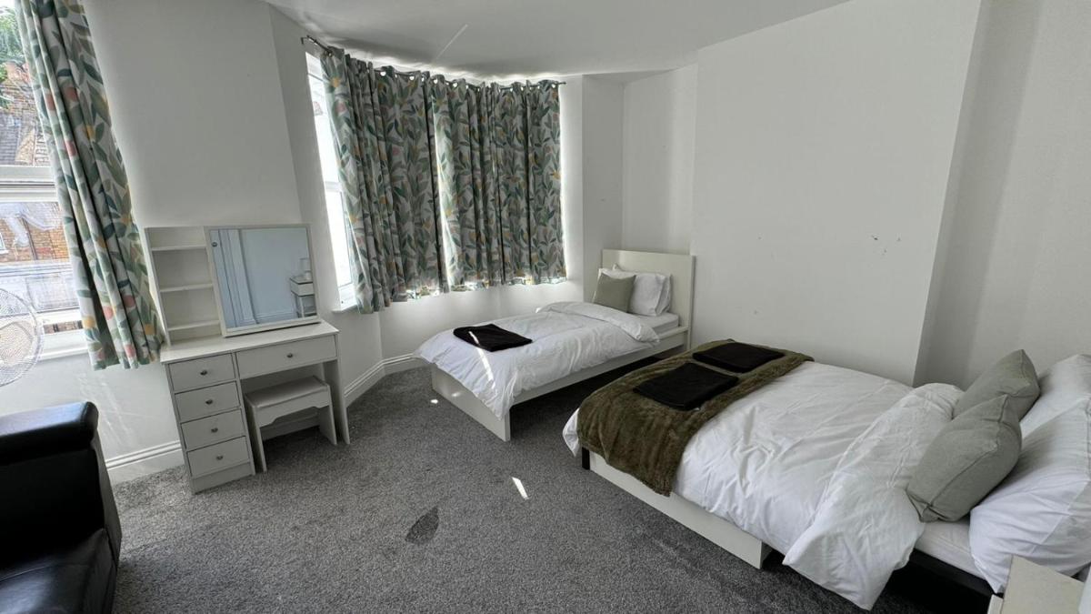 Comfortable ROOMS - Only 6-mins Walk From Underground Station - Housity