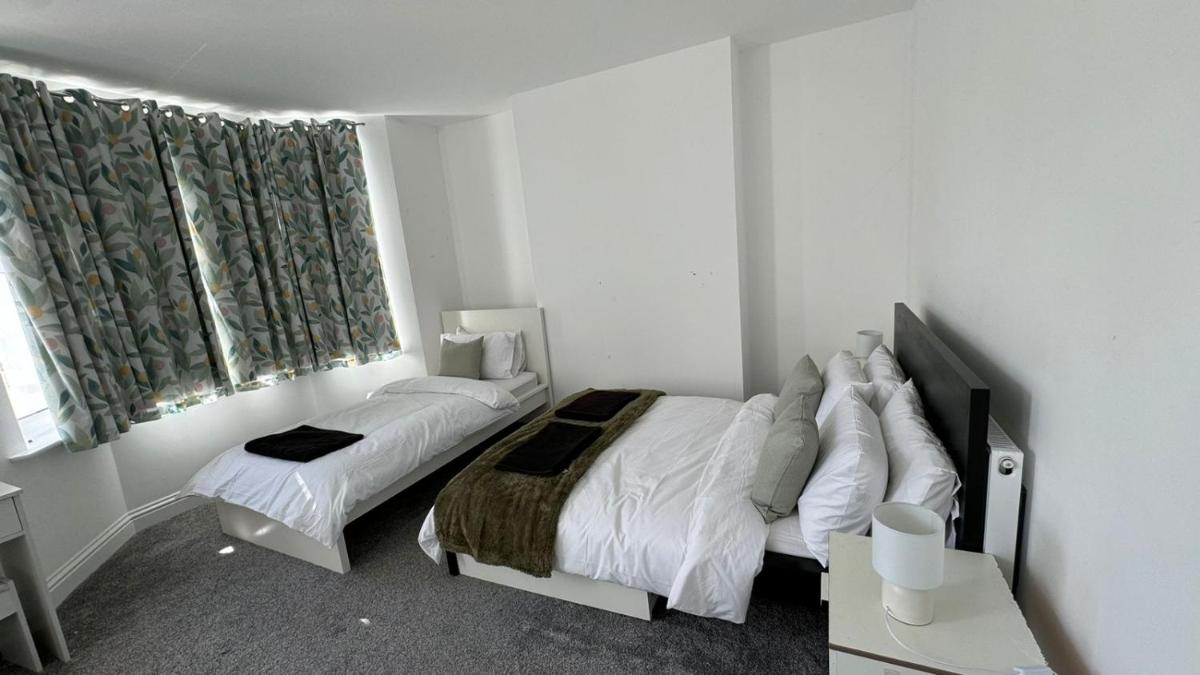 Comfortable ROOMS - Only 6-mins Walk From Underground Station - Housity