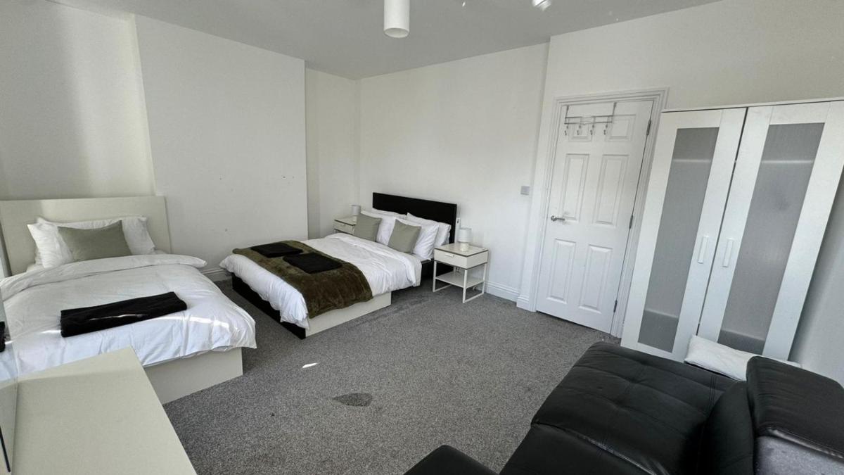Comfortable ROOMS - Only 6-mins Walk From Underground Station - Housity