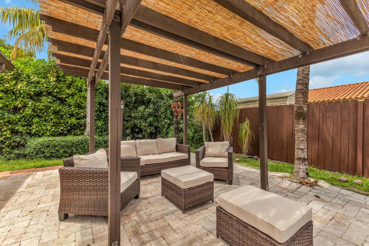Tropical Oasis with Heated Pool and BBQ - Housity