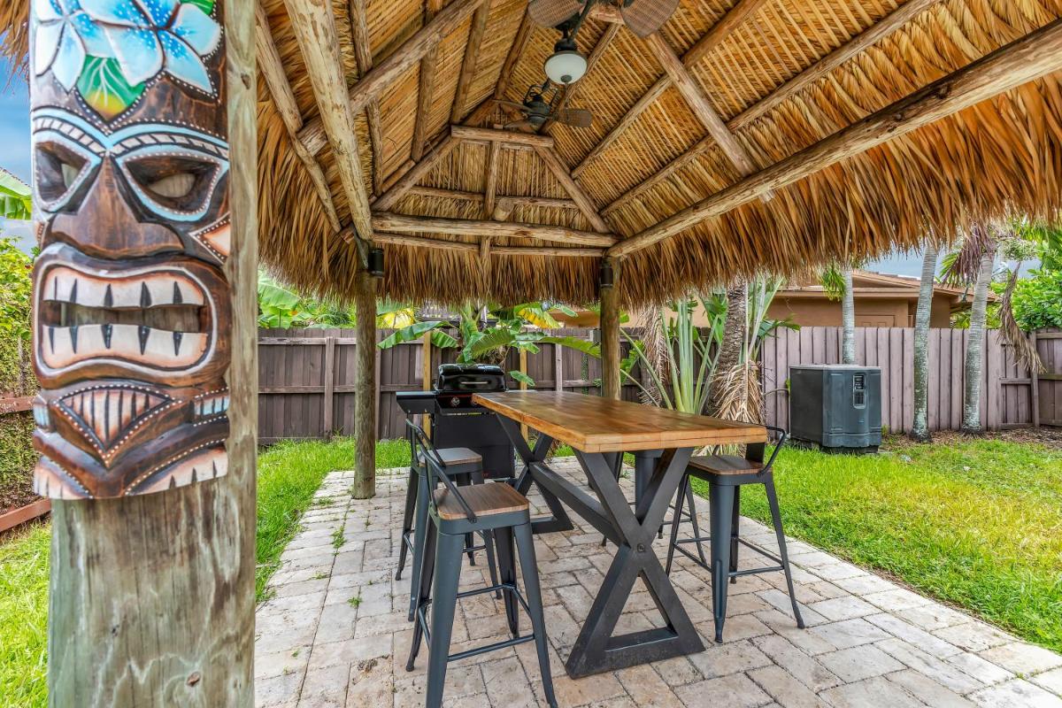 Tropical Oasis with Heated Pool and BBQ - Housity