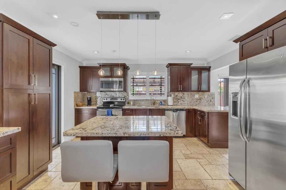 Tropical Oasis with Heated Pool and BBQ - Housity