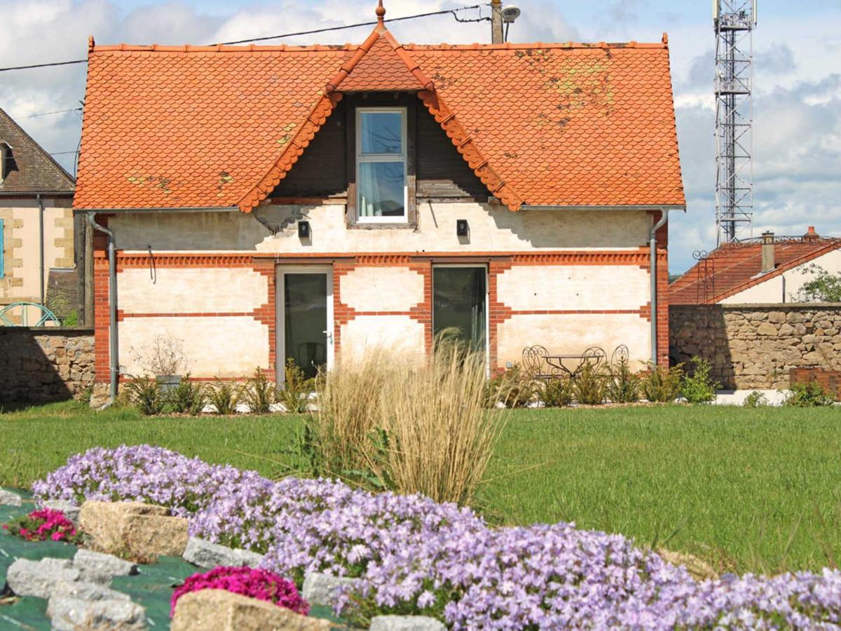 Charmant Gîte avec Piscine et Spa à Proximité de Montmarault - FR-1-489-204 - Housity