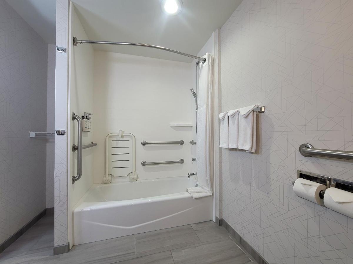 Holiday Inn Express San Diego South - Chula Vista by IHG - Housity
