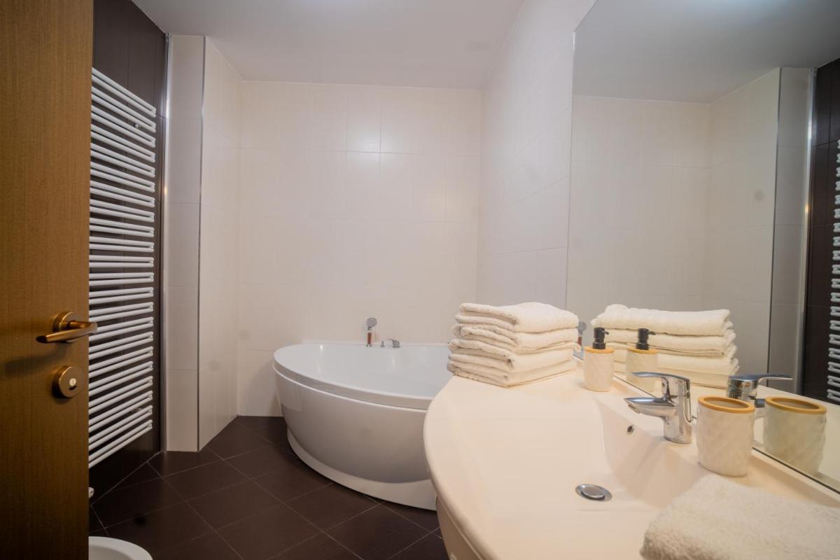 Suitetrails - With a view Residence 2 - Two Bedroom Deluxe Apartament with Terrace and City View