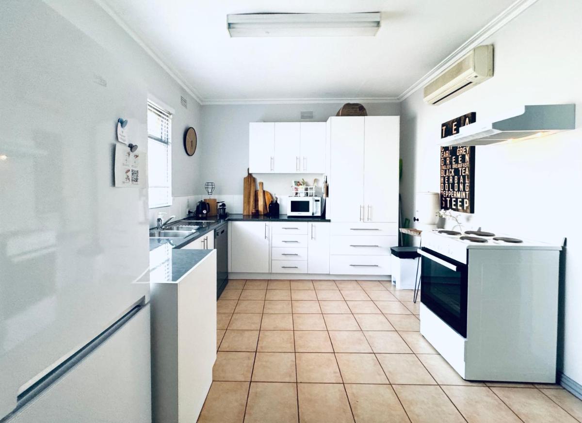 Treehouse Hideouts - Ground Level - Heygarth House Townhouse - Port of Echuca - Housity