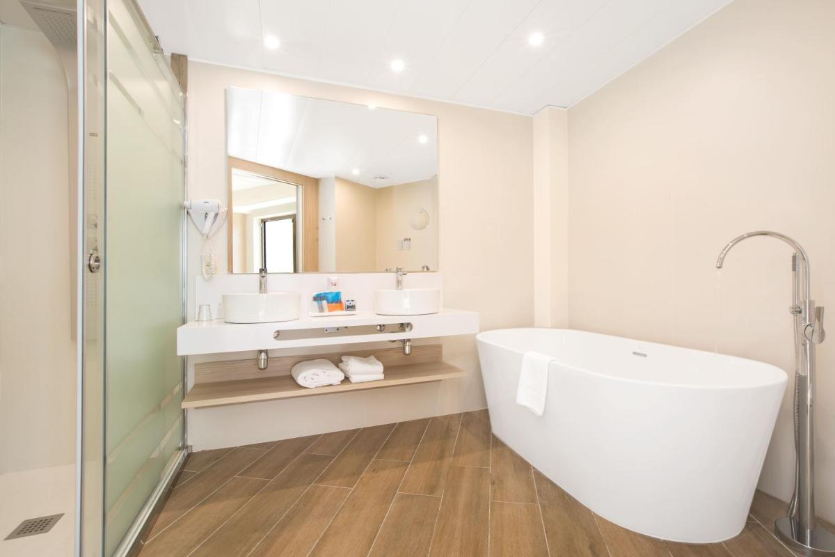 Un baño de Sumus Hotel Stella and Spa 4S Adults Recommended