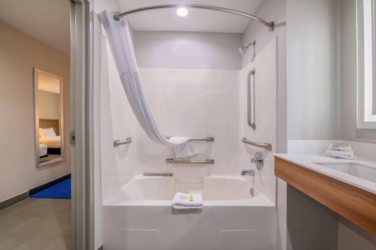 Microtel Inn and Suites by Wyndham Anderson SC - Housity