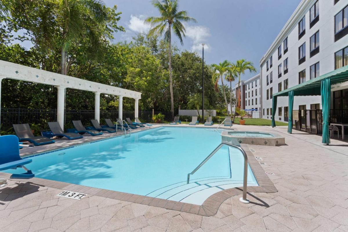 Hampton Inn & Suites Boynton Beach - Housity