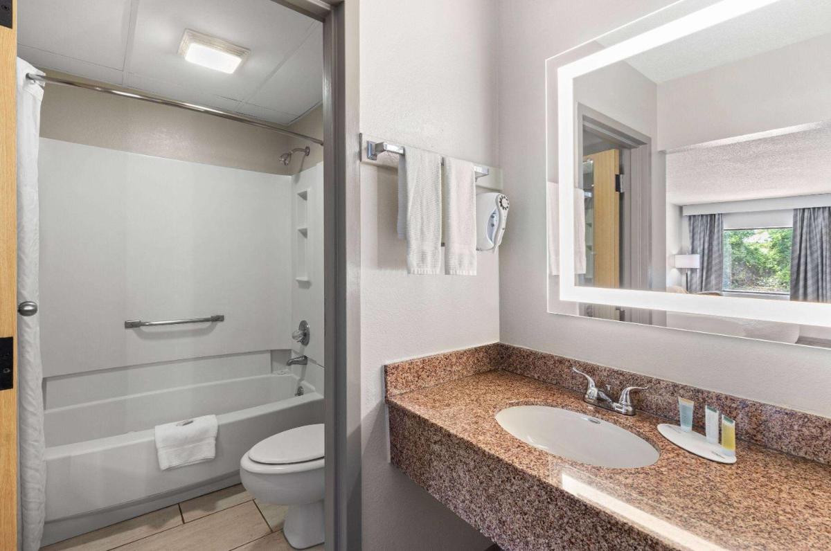 Days Inn by Wyndham St George - Housity