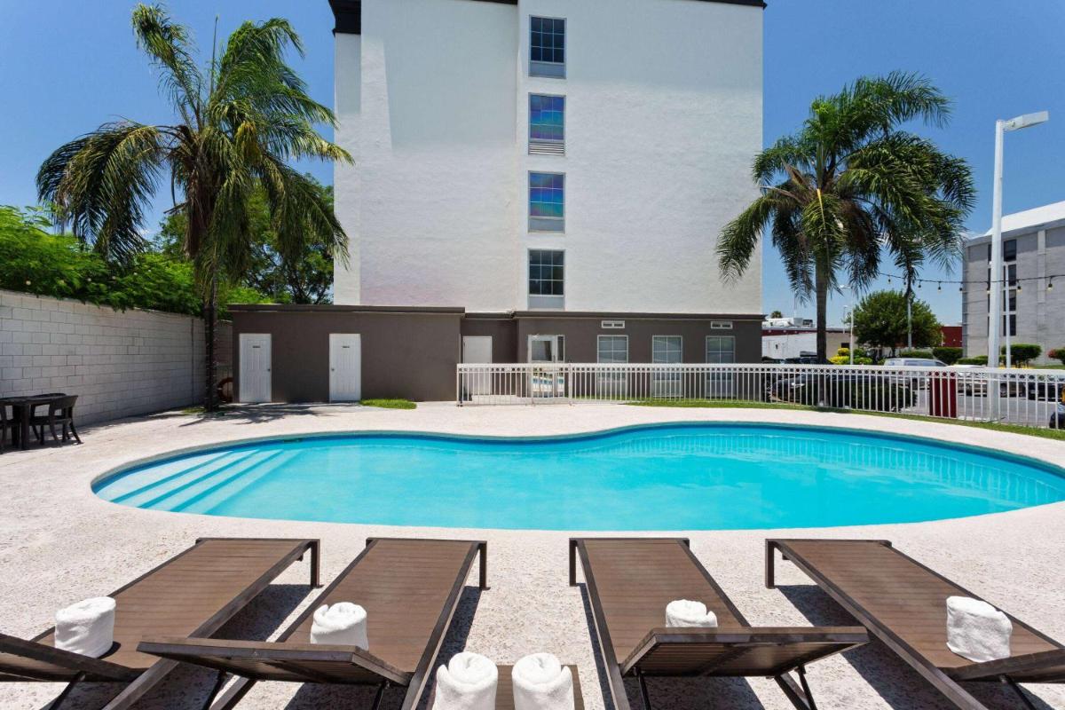 Wyndham Garden Monterrey Aeropuerto - Housity