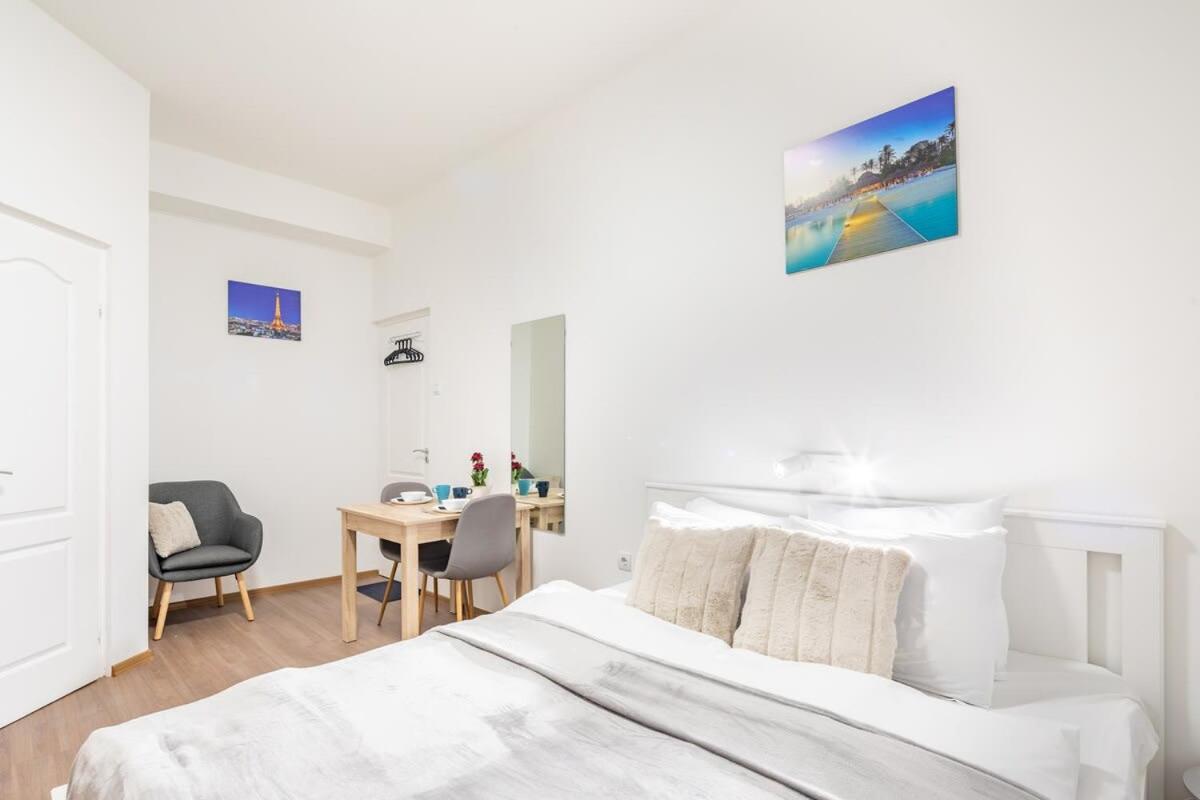 Central - NEW - Quiet and Comfy Studio - Housity