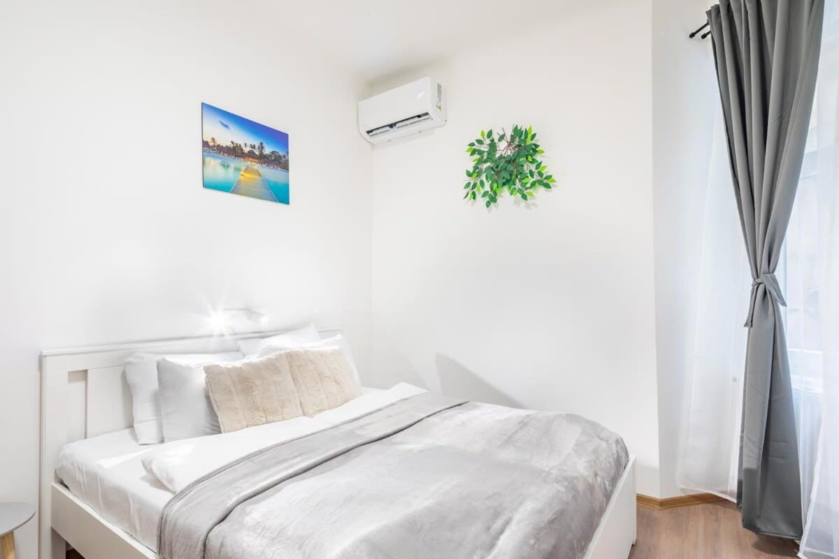 Central - NEW - Quiet and Comfy Studio - Housity