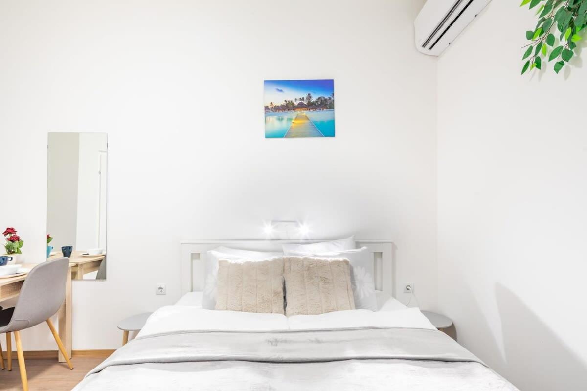 Central - NEW - Quiet and Comfy Studio - Housity