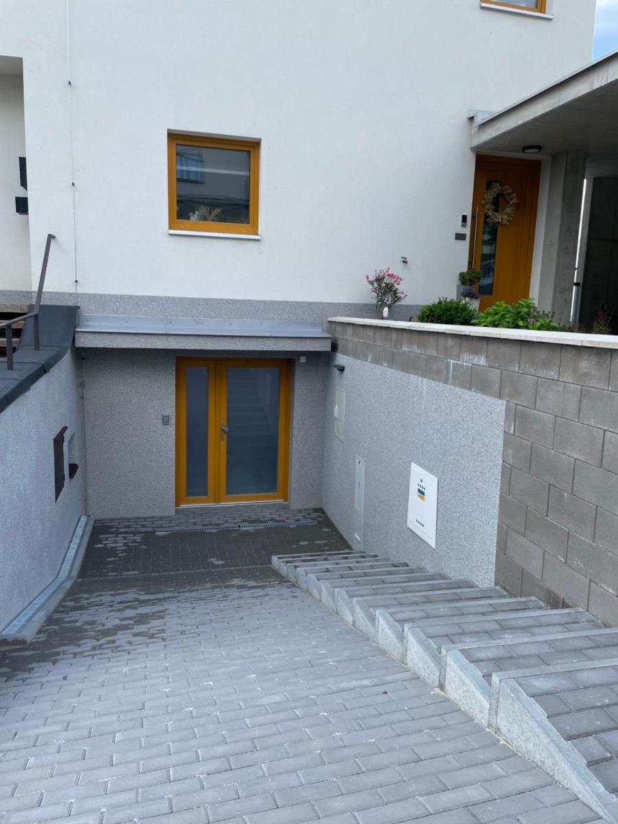 Soukromý pokoj s kuchyní a koupelnou v řadovce - Housity