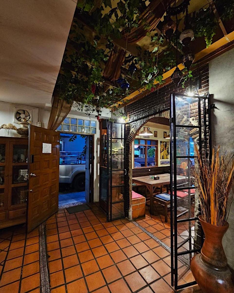 Baan Glang Soi Restaurant & Guesthouse - Hizvo