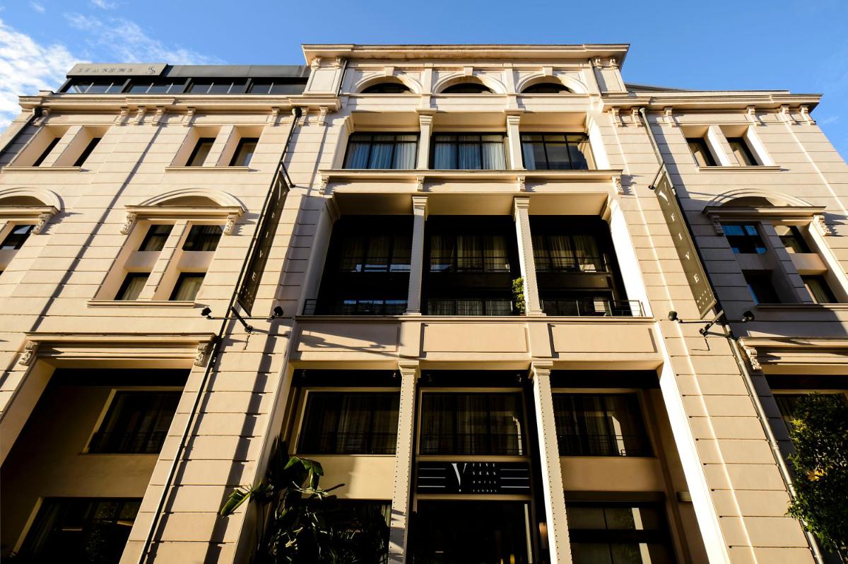 Un grand bâtiment blanc avec de nombreuses fenêtres dans l'établissement Five Seas Cannes, a Member of Design Hotels™, à Cannes