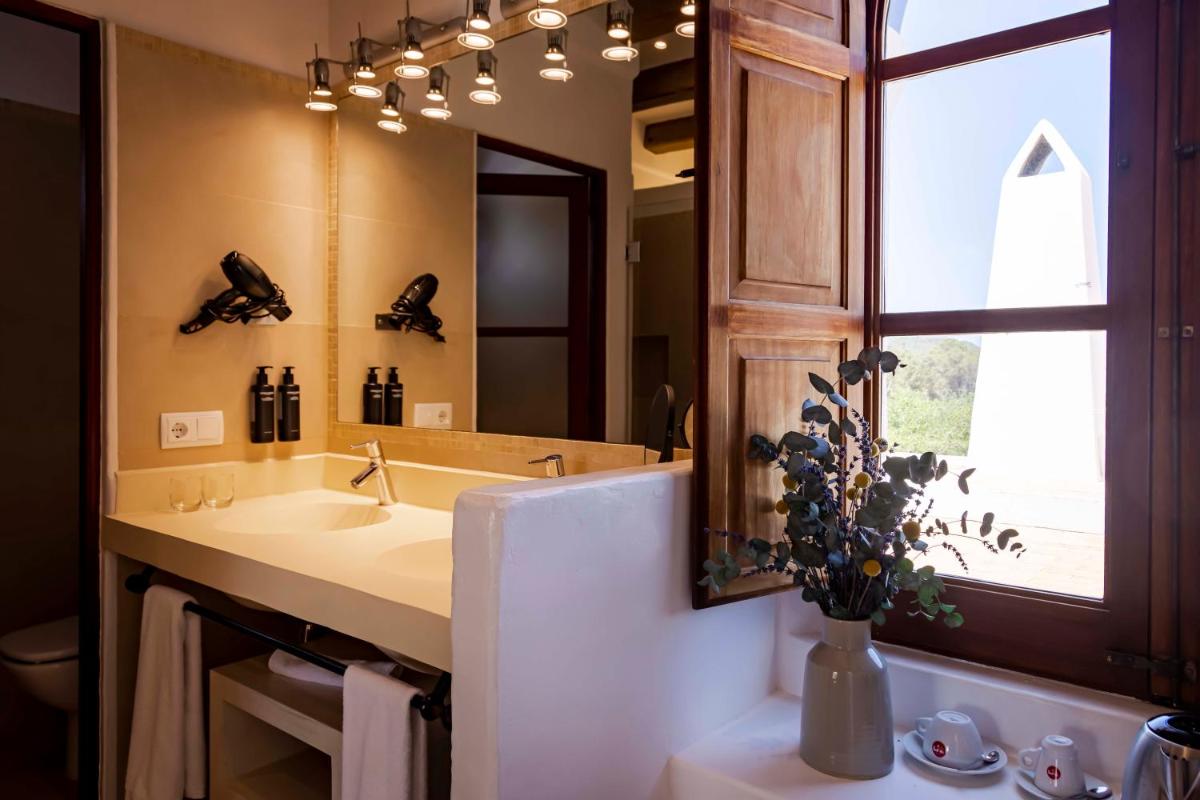 Una cocina o zona de cocina en Ca Na Xica - Hotel & Spa