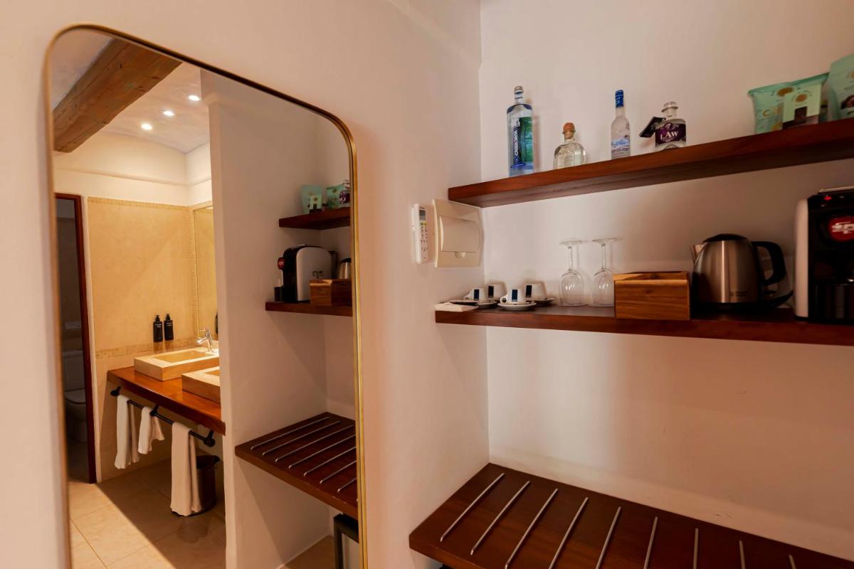 Una cocina o zona de cocina en Ca Na Xica - Hotel & Spa