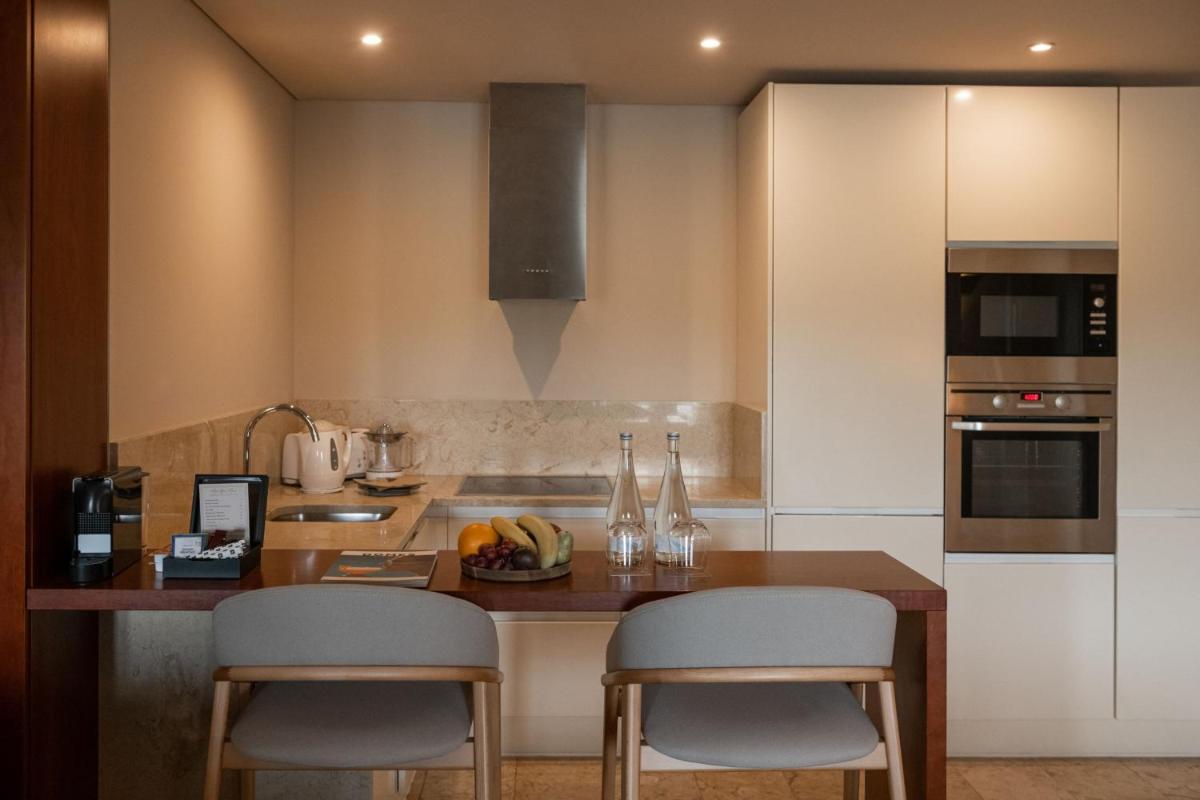 A cozinha ou kitchenette de Domes Lake Algarve, Autograph Collection