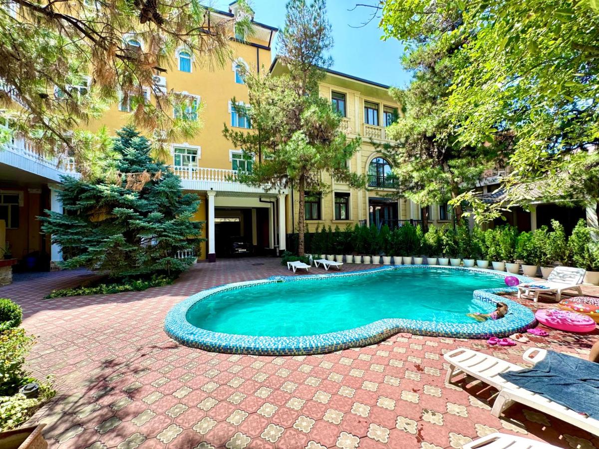 Retro Palace - Housity