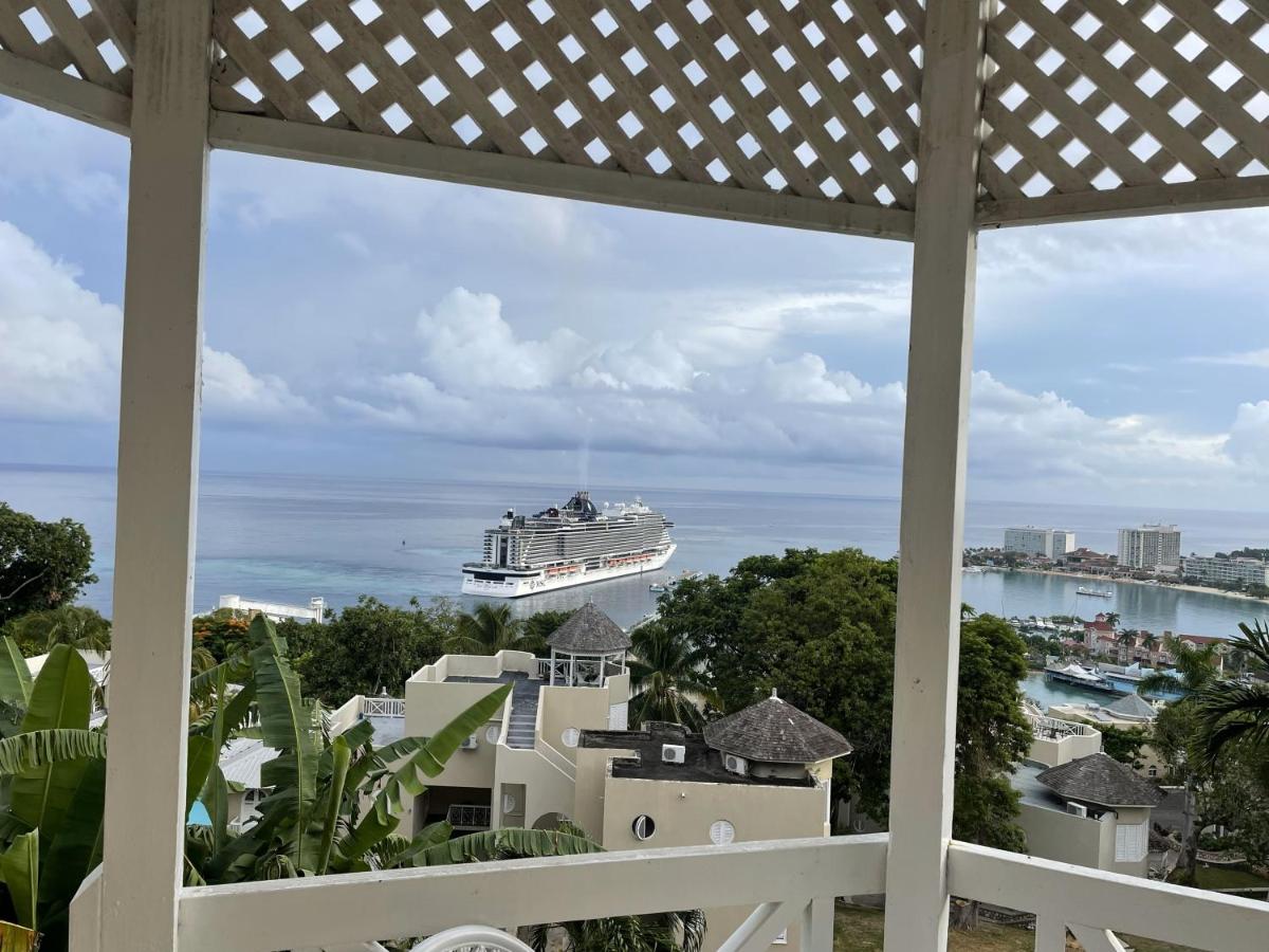 OceanBreeze Jamaica Penthouse, 7-Minute Walk to Beach - Hizvo