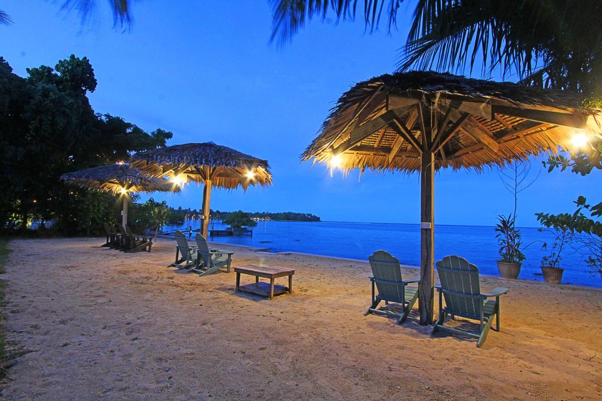 Jonas and Twins Resort - Housity