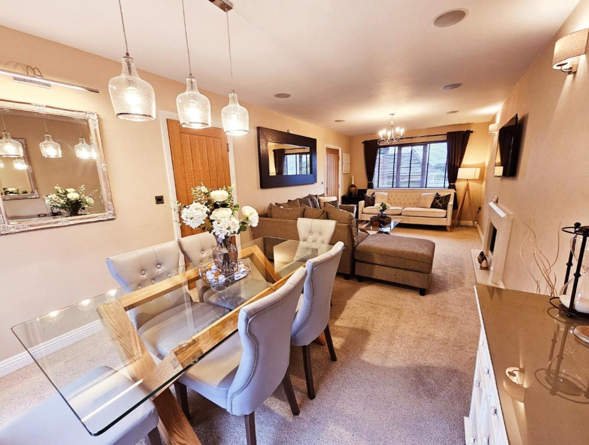 The Chase, Luxury Hot Tub Retreat, Pets Welcomed - Housity