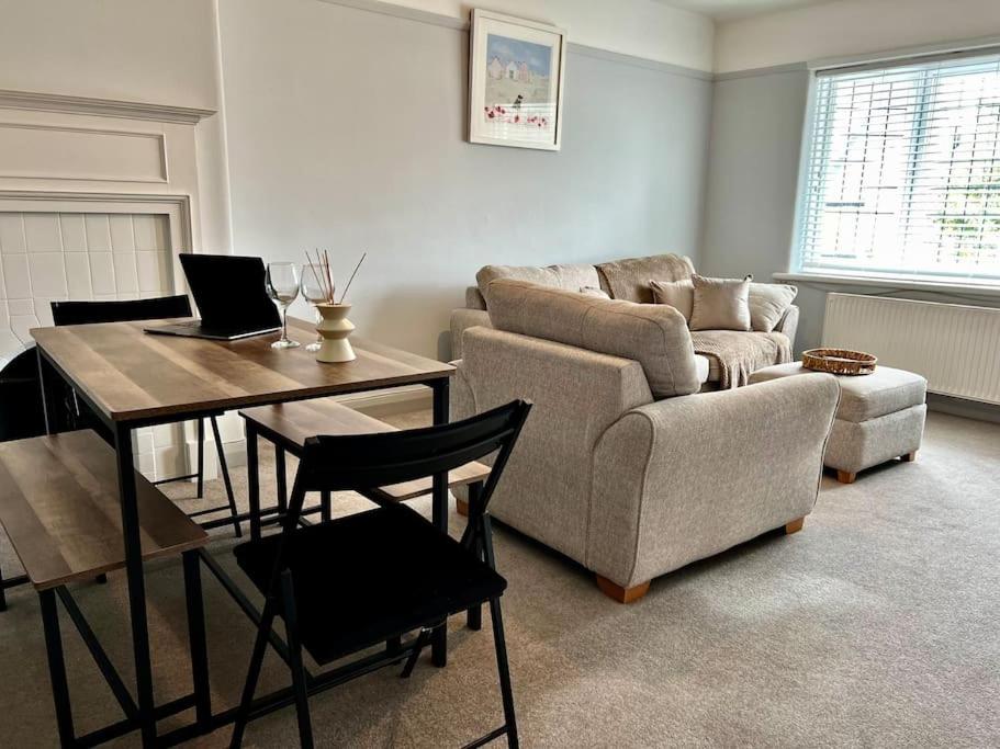 Entire Cosy Flat in Radlett - 3 Bedrooms -5 Beds - Sleeps 8 - Fast Train access into central London - Housity