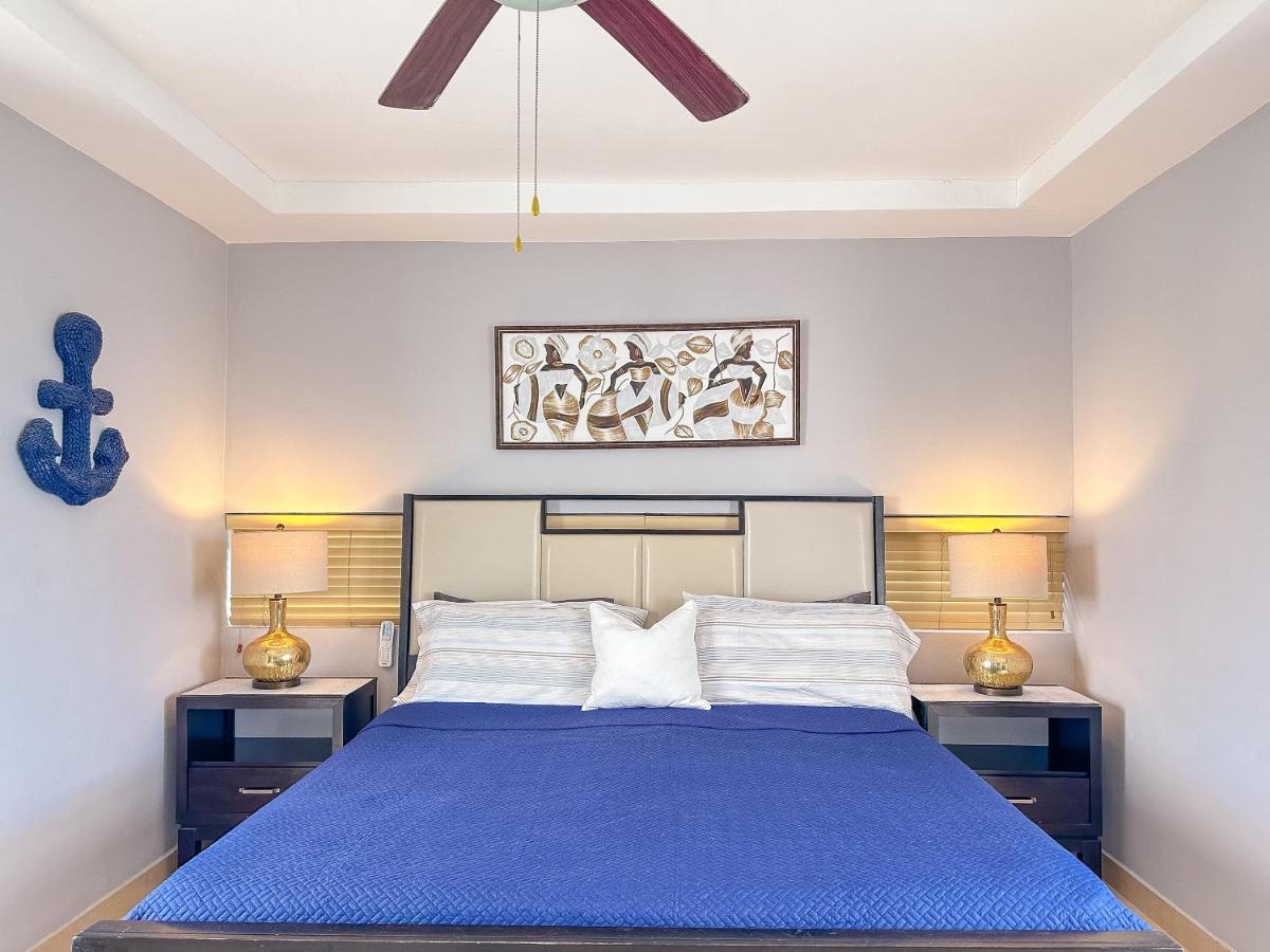 Gorgeous 1 BR PH apartment w Jacuzzi - Housity